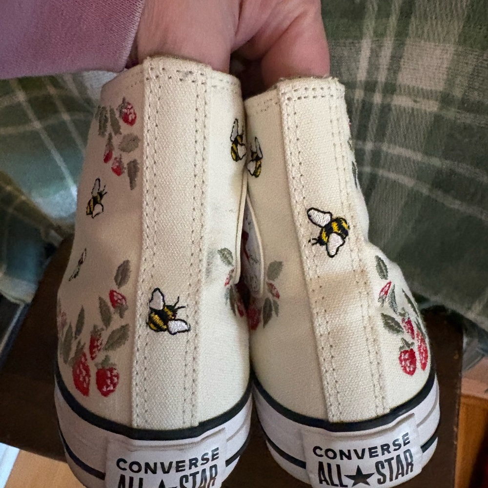 Converse all star High-Tops with Embroidered Bees and Berries - Picture 11 of 12